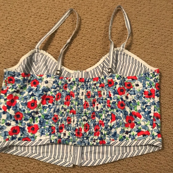 Abercrombie and Fitch floral crop button up top - Picture 2 of 3